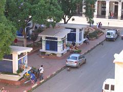 VOYAGE ORAN SEPTEMBRE 2006 241 14 sept. 06 - aprem - BAS DE LA PLACE HOCHE VERS LA RUE D ARZEW